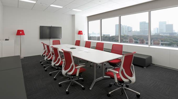 Triumph International (Japan) Ltd./【Meeting room】Users can hold meetings while gazing out at Hamarikyu. Equipped with the floor type of “Triumph light.” The brand name is shown in each meeting room.