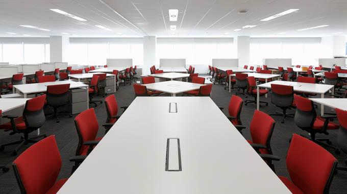 Triumph International (Japan) Ltd./【Office area】The Non-Territorial Office seats are arranged in a layout that can be enjoyed even when looking at a flat surface. The colors of Triumph, red and white, are used consistently.