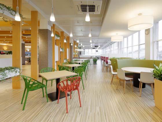 Oki Electric Industry Co., Ltd./【Second floor lunch space】Family restaurant style tables are also available among the window seats surrounded by light and greenery.