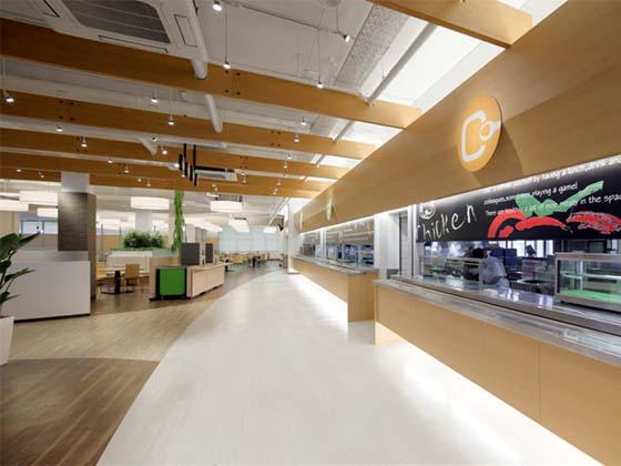 Oki Electric Industry Co., Ltd./【Serving counter】The graphics on the wall stimulate the appetites of the diners.