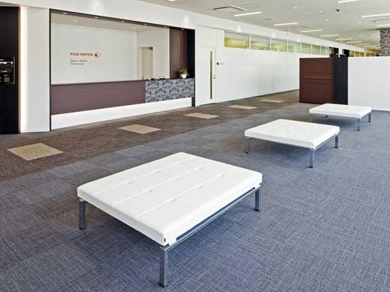Fuji Xerox Learning Institute Inc./【Entrance area】This spacious area is relaxing for visitors.