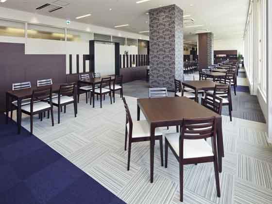 Fuji Xerox Learning Institute Inc./【Cafeteria】This is an open café with 76 seats. It also offers Korean tea.
