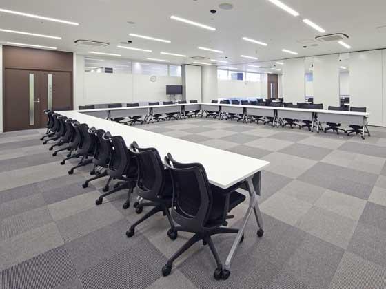 Fuji Xerox Learning Institute Inc./【Conference room】With a seating capacity of 120, and can be divided into two rooms using a sliding wall