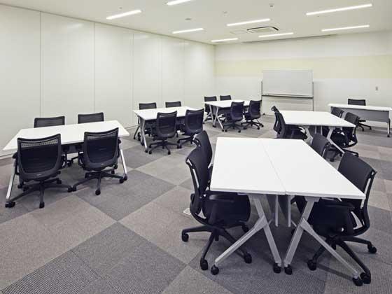Fuji Xerox Learning Institute Inc./【Conference room】Uses to block-type partitions containing glass to alleviate the sense of being enclosed