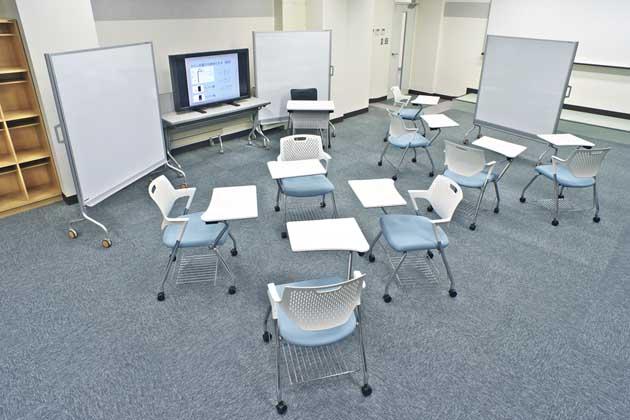 The University of Tokushima/【Panoramic view of a classroom】With chairs fitted with writing tablets