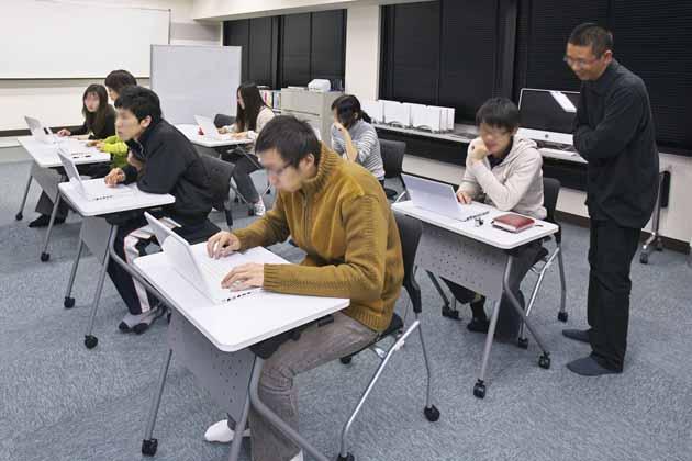 The University of Tokushima/【Concentrated study for individuals】The instructor walks around watching the progress of the students on their tasks, and offering accurate advice