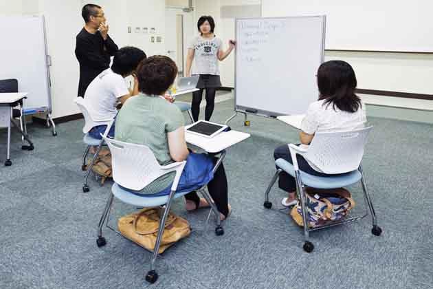 The University of Tokushima/【Investigations within a group】Discussions using a movable white board
