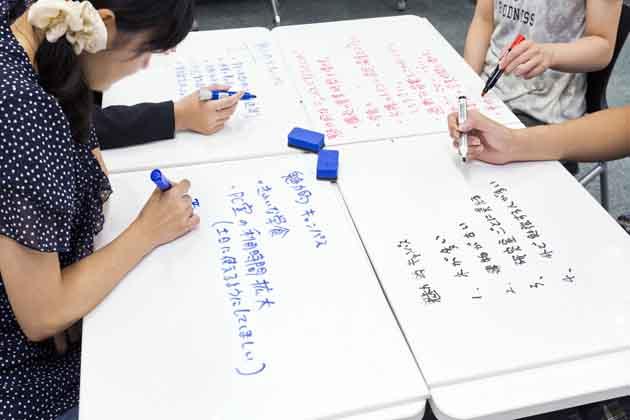 The University of Tokushima/【Idea creation】Using a personal white board
