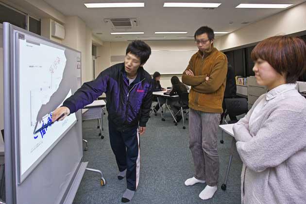 The University of Tokushima/【ICT discussion】Discussion using an interactive board