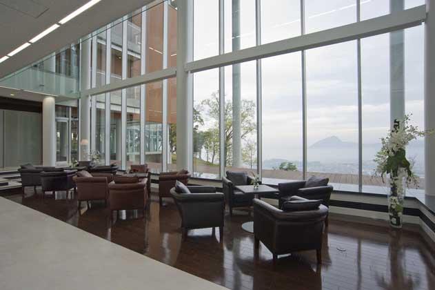 IT services company/【Main entrance lobby】A lobby in a ceiling-less open space that looks down on the streets of Beppu