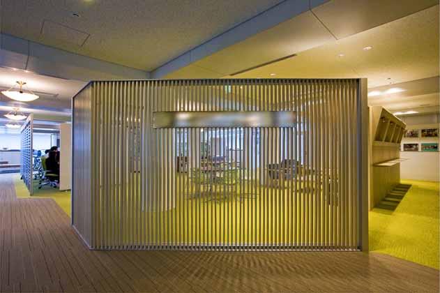 IT services company/【Third floor entrance area】A wall made of vertical strips that gently blocks the view to the inside