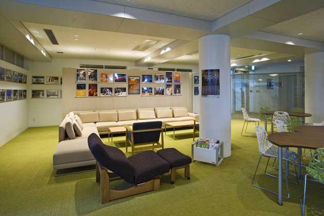 IT services company/【Third floor communication area】A space with sofas and tables in which a variety of meetings can be held