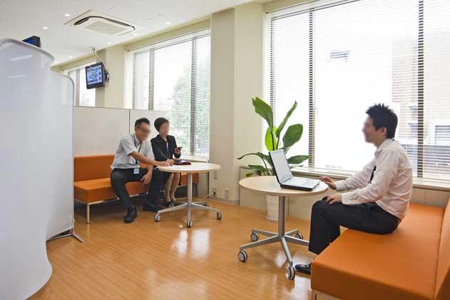 NTT West Kumamoto Branch/【Communication area】Supports creative work by offering a space in which people can relax