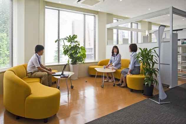 NTT West Kumamoto Branch/【Break area】A space that encourages close exchanges of information through informal conversations