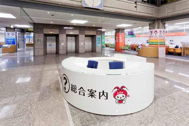 Ebina City, Kanagawa Prefecture/【Entrance area】The counter is movable so that this floor area can be used for events or at times of disaster