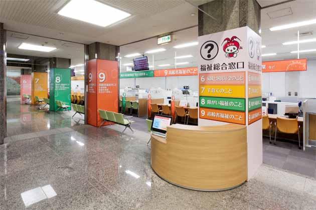 Ebina City, Kanagawa Prefecture/【Waiting and counter area】Concierges greet visitors to the city hall