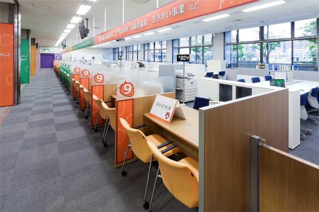 Ebina City, Kanagawa Prefecture/【Counter area】The colors of the pillars and signs hanging from the ceiling match the colors of the counters