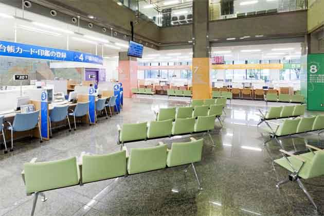 Ebina City, Kanagawa Prefecture/【Waiting and counter area】A bright waiting space in a pleasant space with no ceiling above the first floor