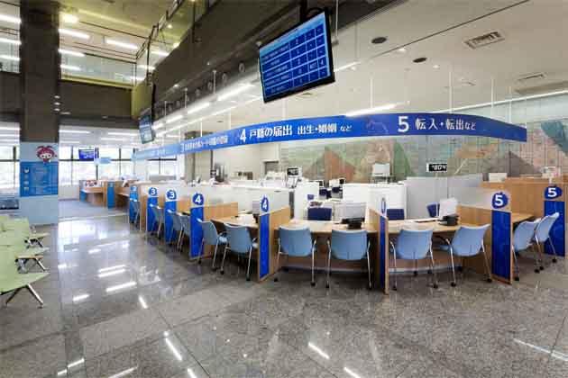 Ebina City, Kanagawa Prefecture/【Waiting and counter area】A curved counter which gives a gentle impression