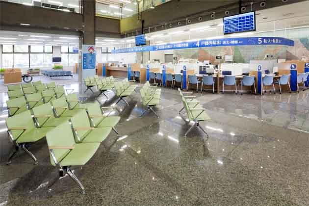 Ebina City, Kanagawa Prefecture/【Waiting and counter area】Visitors can check how much longer they have to wait with a single glance at the large monitors