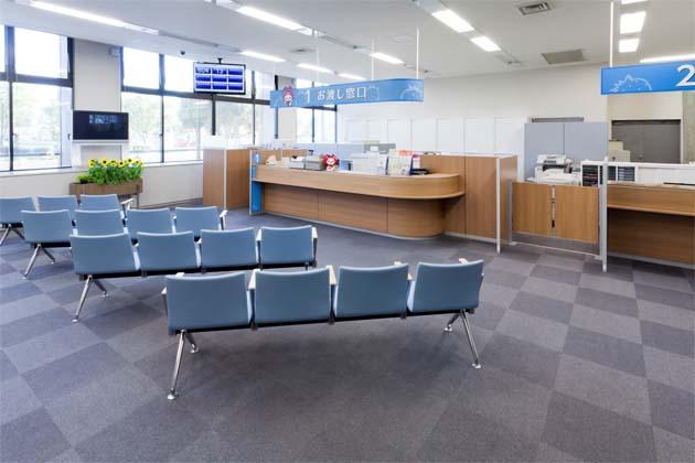Ebina City, Kanagawa Prefecture/【Waiting and counter area】At the handover counter after completion of the procedures, the area is divided up using blue benches