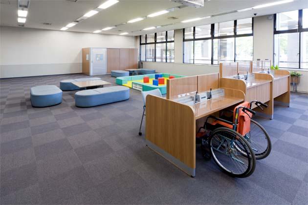 Ebina City, Kanagawa Prefecture/【Waiting area】There are enhanced services for users including writing counters designed for wheelchairs, kids' corners, nursing rooms, etc.