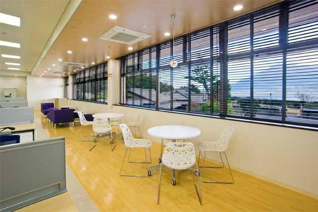 SHIMADZU LIMITED/【Office area】A collaboration space taking advantage of the view looking out over Sakurajima