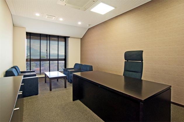 SHIMADZU LIMITED/【Executive area】Takes advantage of the outside view and has an interior finished with Japanese-style decoration