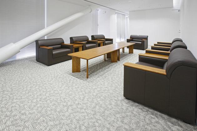 Fujitrans Corporation/【Reception room】Reception-room furniture was made with wood obtained from the thinning of the Fujippu company-owned forest.