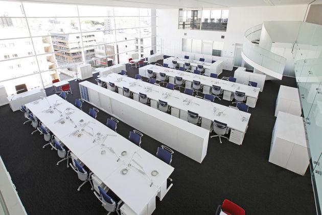 Fujitrans Corporation/【Office area】An expansive office area with a two-story open ceiling.