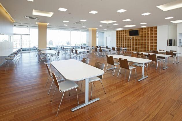 Fujitrans Corporation/【Cafeteria】A bright and open cafeteria area.