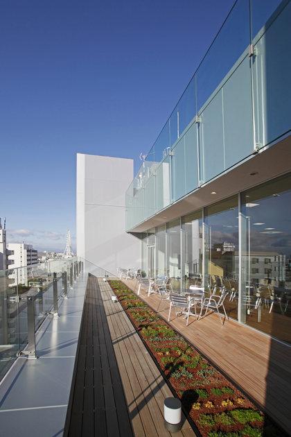 Fujitrans Corporation/【Terrace】Outdoor terraces are located on both sides of the cafeteria.