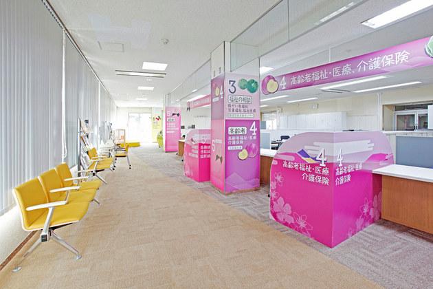 Town of Matsukawa in Nagano Prefecture/【Health and welfare section area】A booth-type counter that accommodates consultations where privacy is necessary.