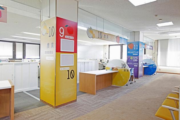 Town of Matsukawa in Nagano Prefecture/【Industry and tourism section area】Effective use is made of pillars as sign space.