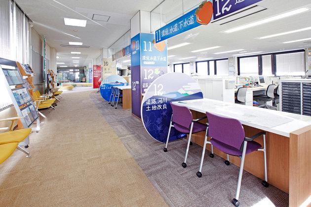 Town of Matsukawa in Nagano Prefecture/【Construction section and environment/water supply section area】User chair color is matched to the service counter color.