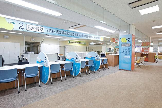 Town of Matsukawa in Nagano Prefecture/【Resident tax section area】A semi-open type of consultation counter with side panels.