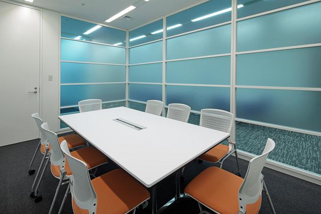 IBJ, Inc./【Conference room area (clients)】Highly usable and compact client conference rooms create an open atmosphere using glass walls.