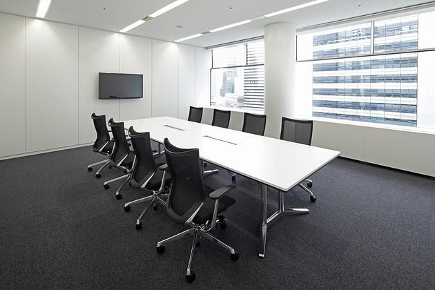 IBJ, Inc./【Conference room area (clients)】Also used for receiving visitors, these conference rooms utilize monotones to create a calm space.