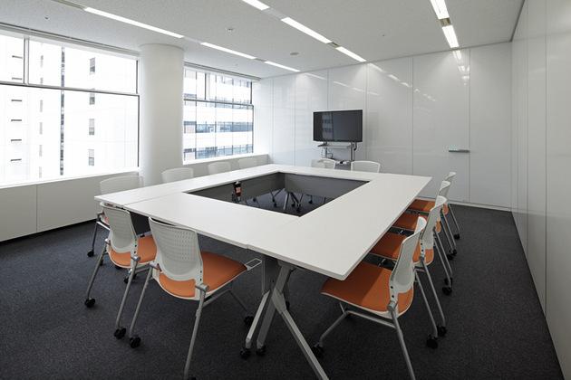 IBJ, Inc./【Conference room area (internal)】The conference rooms for internal use can be utilized for many difference purposes because of their sliding walls and caster-equipped office furniture and fixtures.