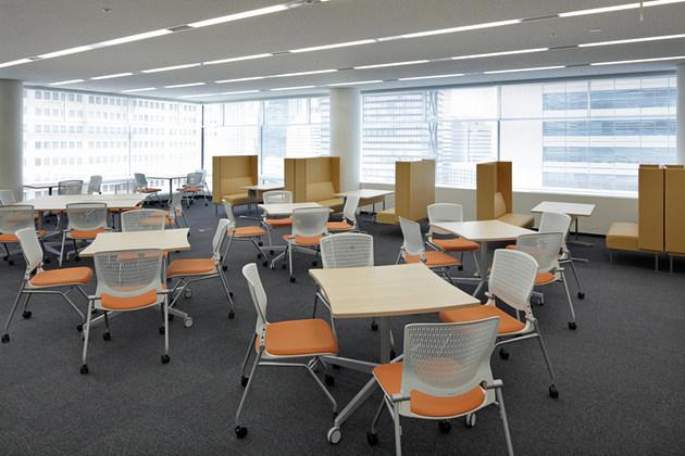 IBJ, Inc./【Communication area】This communication area can be used for multiple purposes because of the movable furniture.