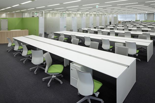 IBJ, Inc./【Office area】Gathering shared facilities at the building’s core resulted in high-visibility office space.