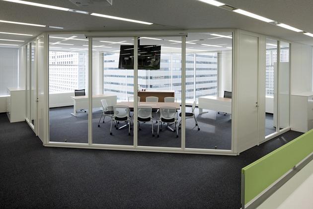 IBJ, Inc./【Executive area】Executives can see the entire office because of the use of glass partitions.