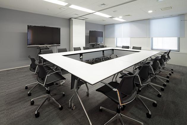 Pharmaceutical company/【Video conferencing room】Utilizing movable partitions, the soundproofed conference room can handle video conferences with large numbers of participants.