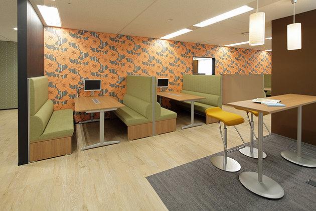 Pharmaceutical company/【Family-restaurant-style meeting space】Usable as both free-address seating and meeting space.