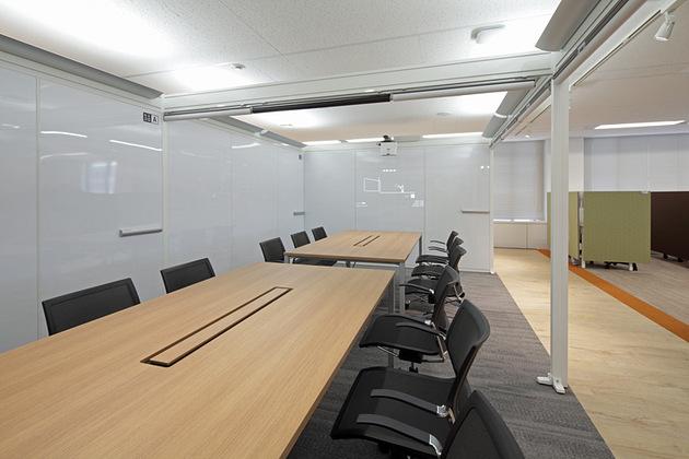 Pharmaceutical company/【Semi-closed meeting space】Use of indirect lighting and screens creates space with a private-room feel.