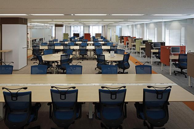 Pharmaceutical company/【Office area】Open, expansive free-address seating with all partitions eliminated.