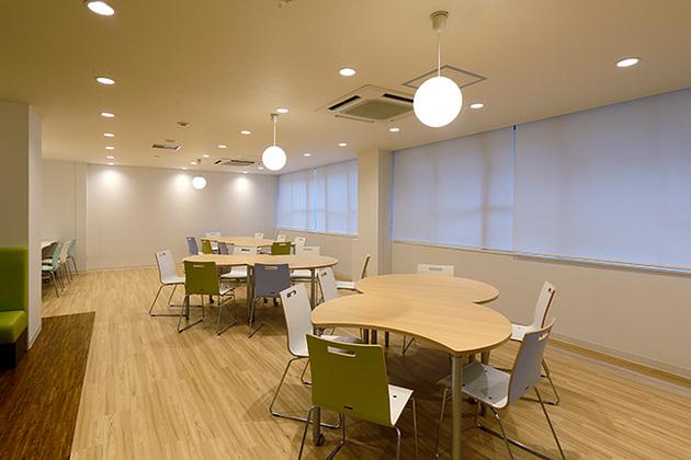 Showa University/【Table seating】An assortment of irregularly shaped tables.