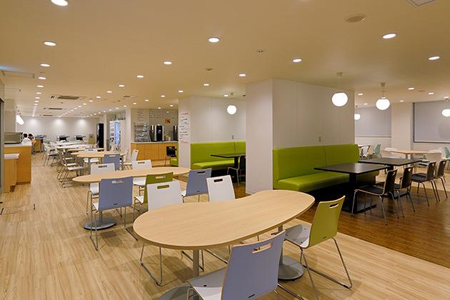 Showa University/【Table seating】Irregularly shaped tables with comma or egg shapes.