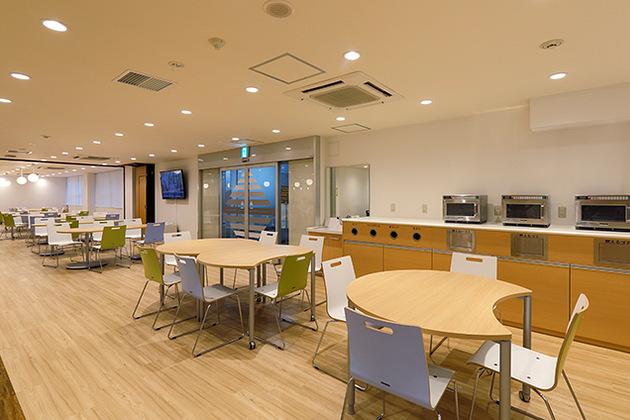 Showa University/【Table seating】Trash receptacles are placed near entrance/exit.