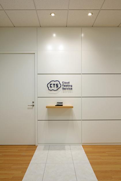 Cloud Testing Service, Inc./【Entrance area】Warm and simple reception area design.